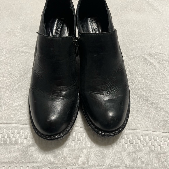BORN. Genuine leather clogs, worn couple of times. Like new condition. Size 7. - Picture 5 of 10